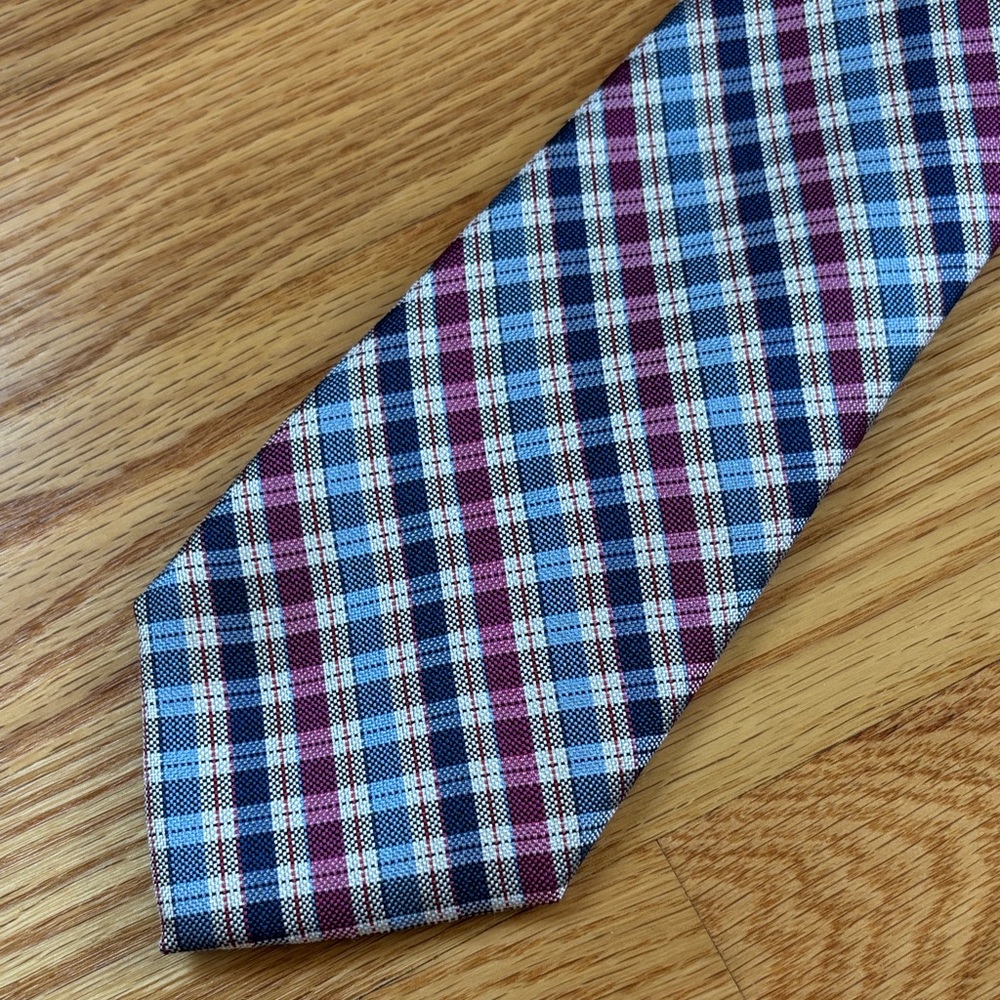 Elegant Checkered Tie in Navy and Burgundy